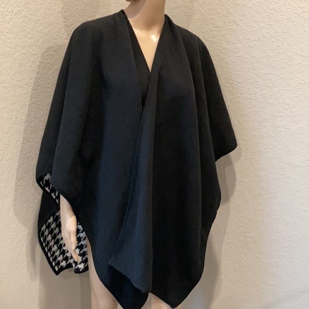 Vintage Woolrich black & white reversible cape